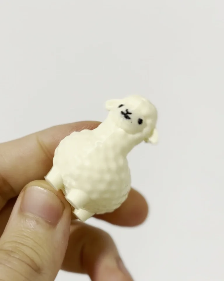Huevo abierto en dos mitades revelando un muñequito de pato kawaii